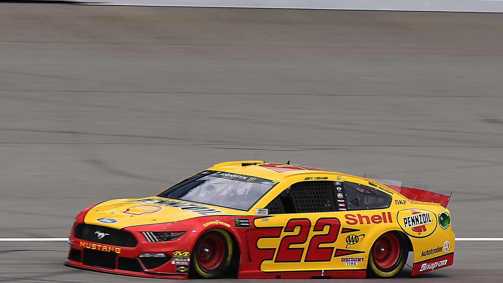 Joey Logano menyisihkan Aric Almirola untuk tiang Michigan